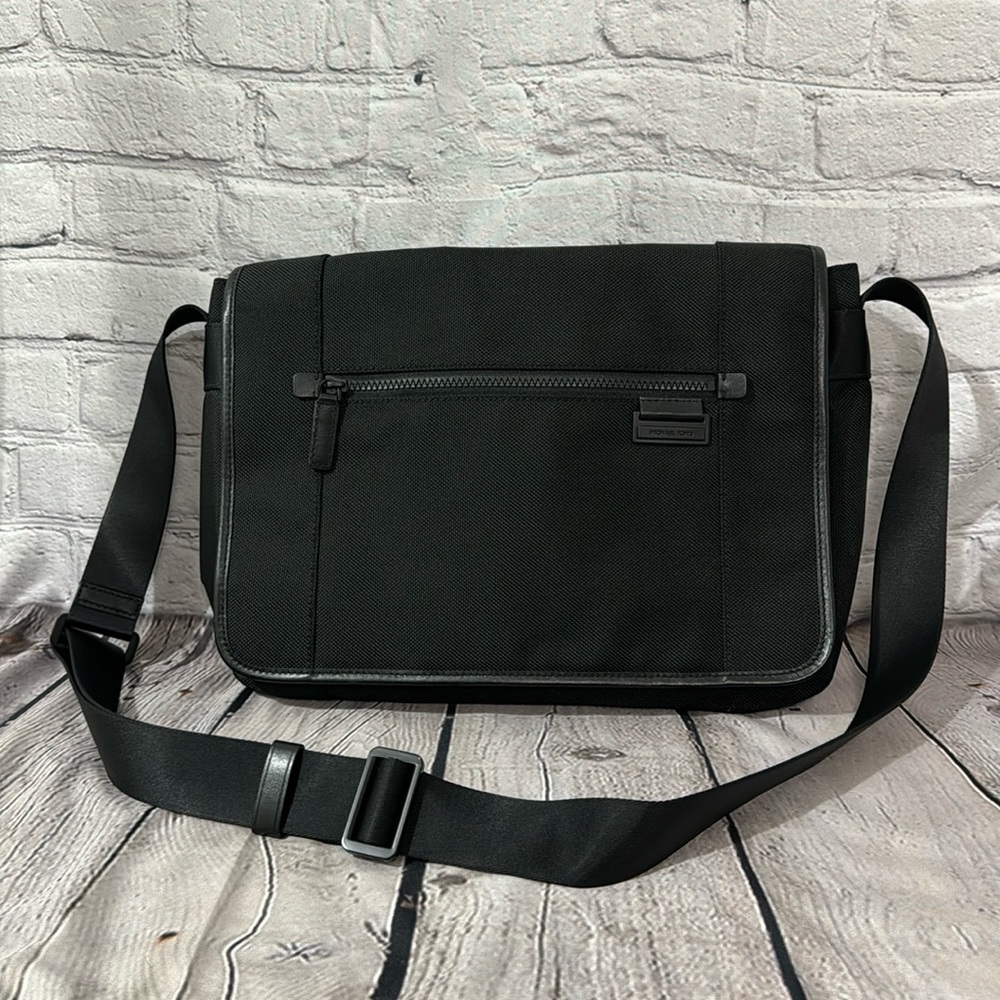 NWT Michael Kors Travis Messenger Bag